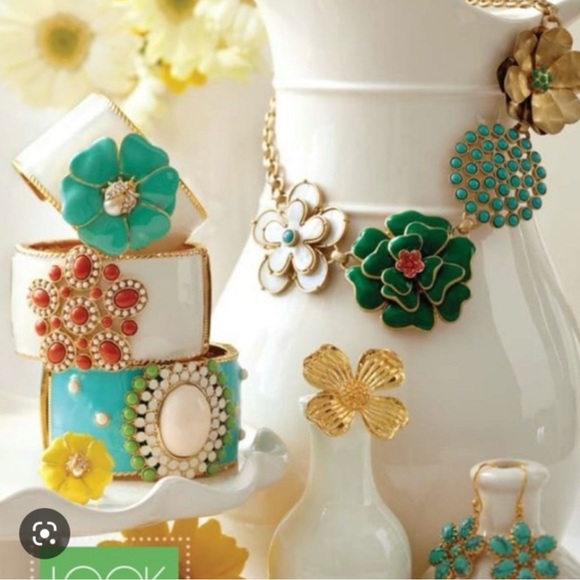 Stella & Dot Vintage Happy Flower Necklace - Picture 2 of 6